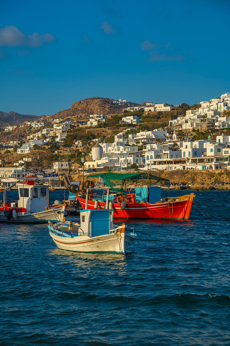Blick auf Boote im Hafen, Mykonos-Stadt bei Sonnenuntergang, Mykonos, Kykladen, griechische Inseln, Ägäis, Griechenland, Europa