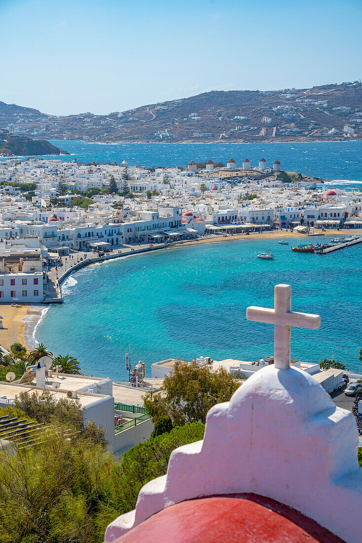 Erhöhten Blick auf die Kapelle auf dem Hügel, Getreidemühlen und Stadt, Mykonos-Stadt, Mykonos, Kykladen, griechische Inseln, Ägäis, Griechenland, Europa