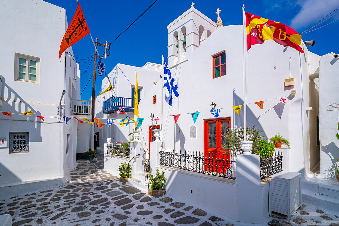 Blick auf Kapelle und weiß getünchte Gasse, Mykonos-Stadt, Mykonos, Kykladen, griechische Inseln, Ägäis, Griechenland, Europa