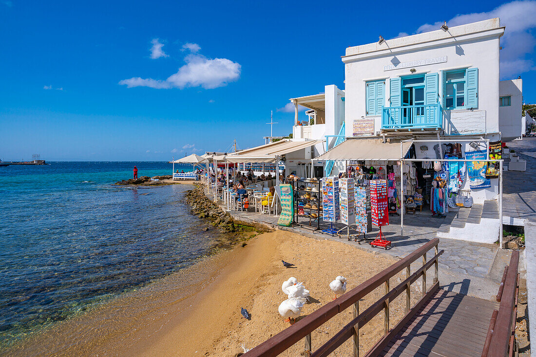 Blick auf Restaurant mit Blick auf Old Port Beach, Mykonos-Stadt, Mykonos, Kykladen, griechische Inseln, Ägäis, Griechenland, Europa