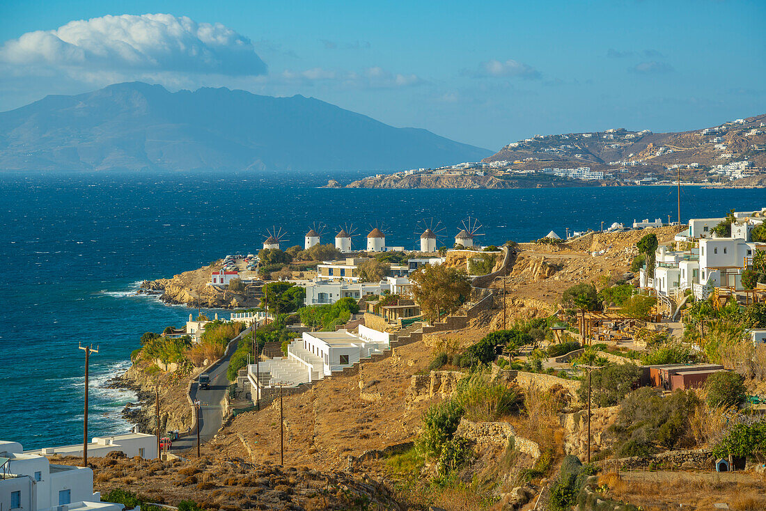Blick auf die Windmühlen und die Stadt von erhöhter Position, Mykonos-Stadt, Mykonos, Kykladen, griechische Inseln, Ägäis, Griechenland, Europa