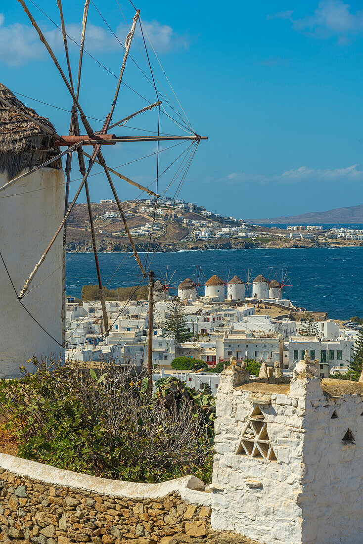 Erhöhten Blick auf Windmühlen und Stadt, Mykonos-Stadt, Mykonos, Kykladen, griechische Inseln, Ägäis, Griechenland, Europa