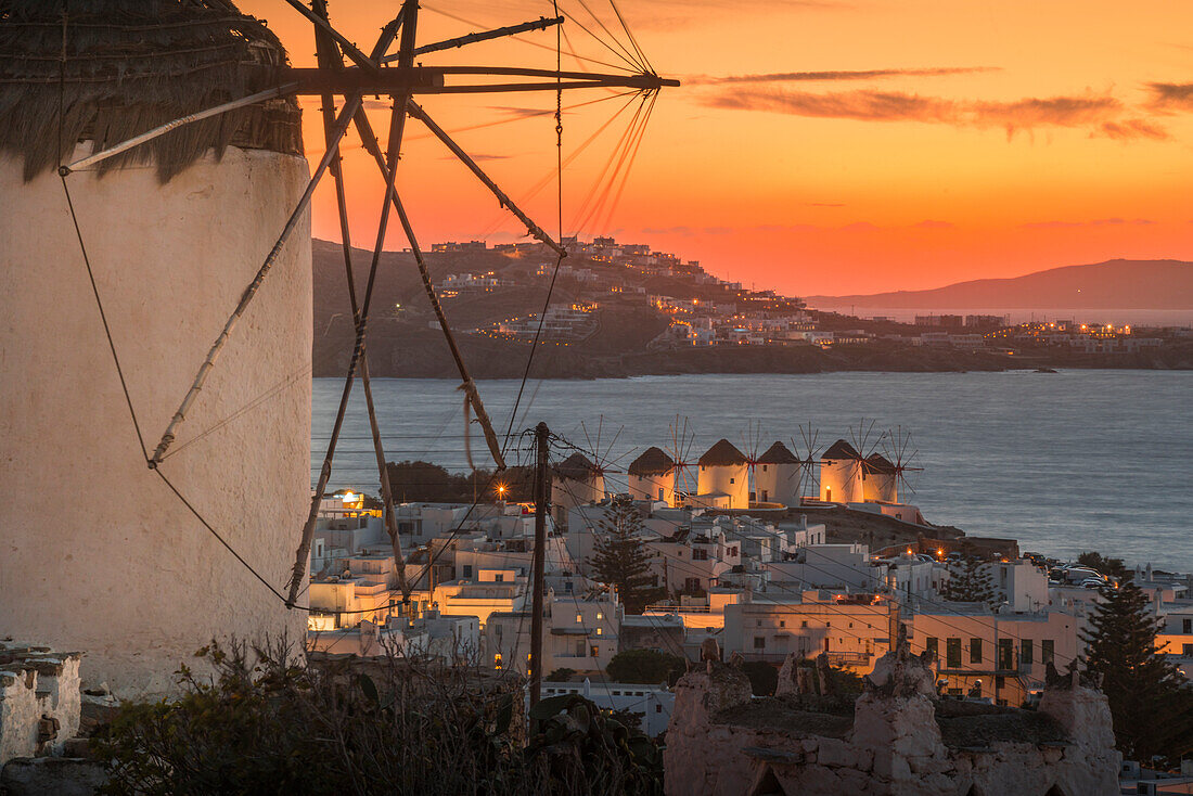 Blick auf die Windmühlen und die Stadt von erhöhter Position in der Abenddämmerung, Mykonos-Stadt, Mykonos, Kykladen, griechische Inseln, Ägäis, Griechenland, Europa