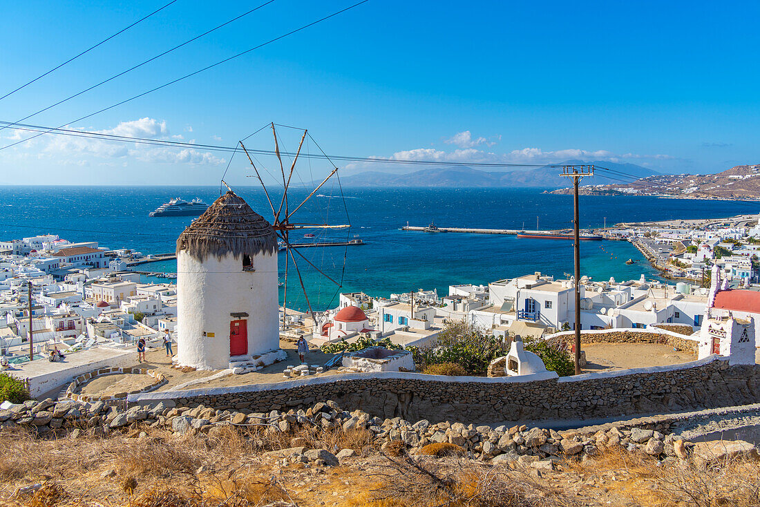 Blick auf Windmühle und Ägäis, Mykonos-Stadt, Mykonos, Kykladen, griechische Inseln, Ägäis, Griechenland, Europa