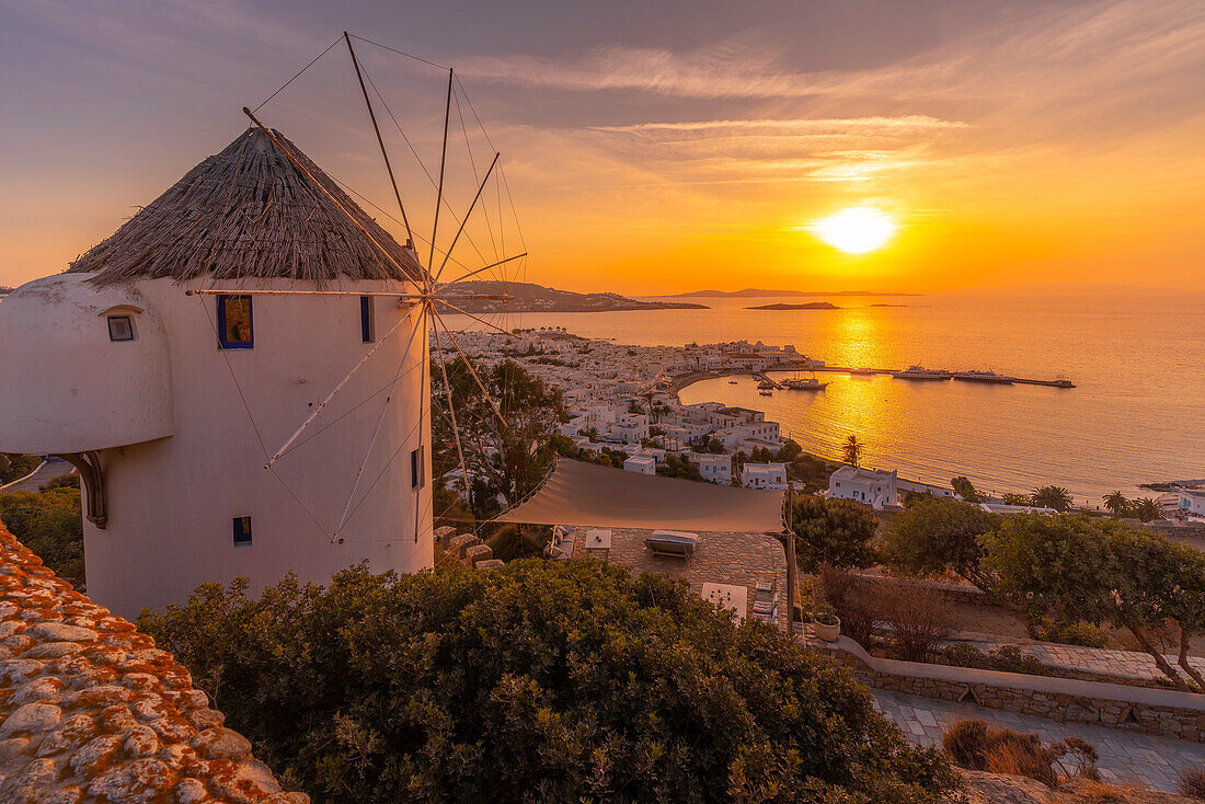 Ansicht der Windmühle mit Blick auf die Stadt bei goldenem Sonnenuntergang, Mykonos-Stadt, Mykonos, Kykladen, griechische Inseln, Griechenland, Europa