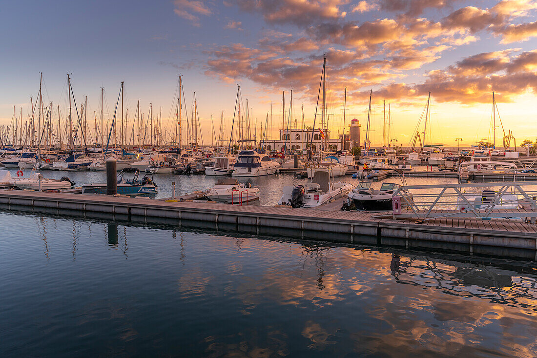 Blick auf Boote und Leuchtturm in Marina Rubicon bei Sonnenuntergang, Playa Blanca, Lanzarote, Kanarische Inseln, Spanien, Atlantik, Europa