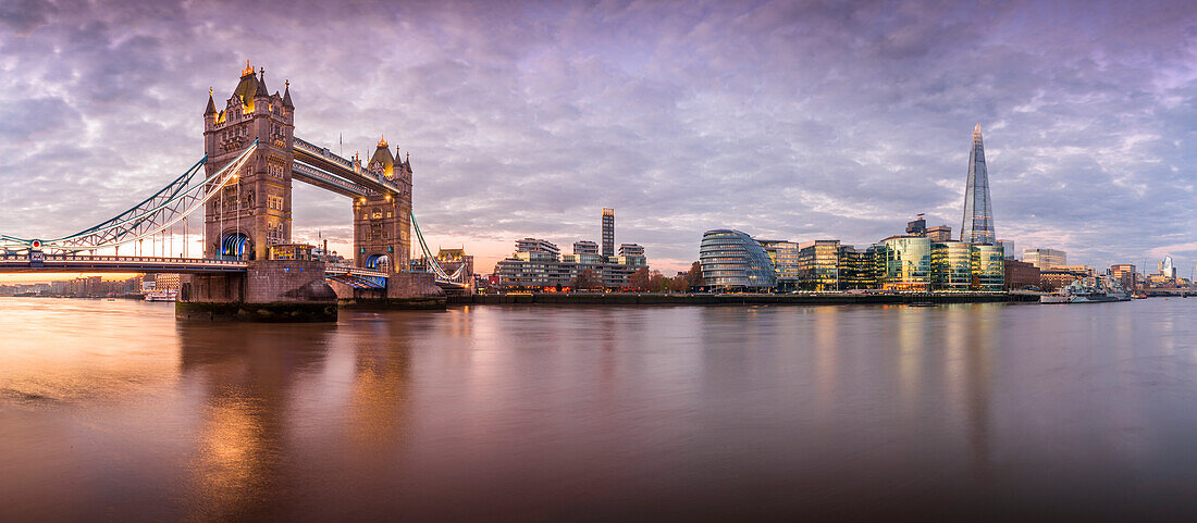 Panoramablick auf die Tower Bridge und die Themse mit dramatischem Himmel bei Sonnenaufgang, London, England, Vereinigtes Königreich, Europa