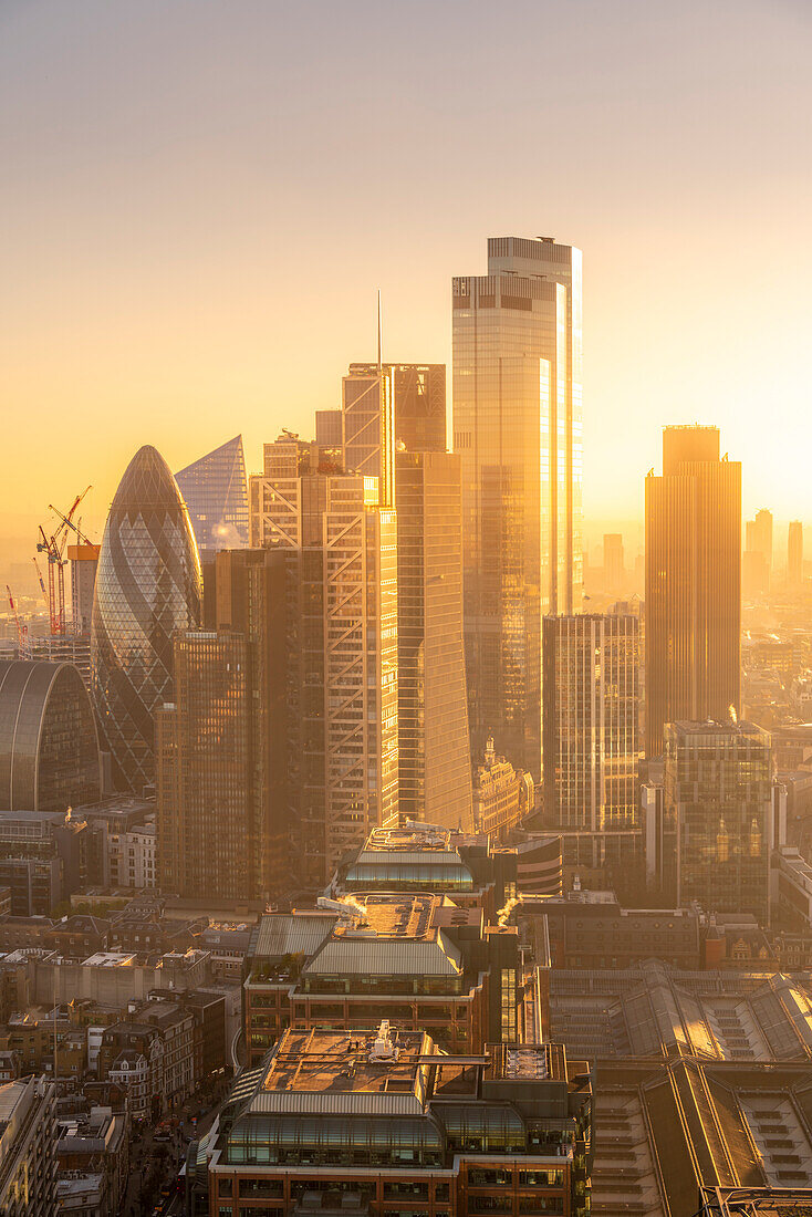 Blick auf die Wolkenkratzer der City of London zur goldenen Stunde vom Principal Tower, London, England, Vereinigtes Königreich, Europa