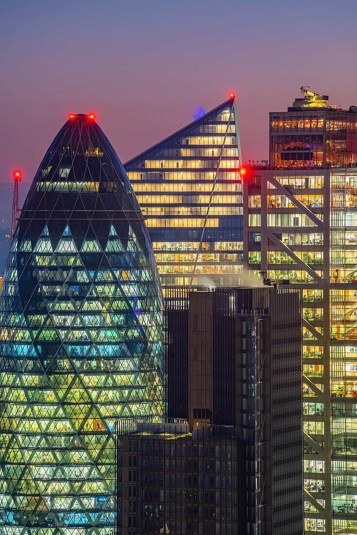 Blick auf die Wolkenkratzer der City of London in der Abenddämmerung vom Principal Tower, London, England, Vereinigtes Königreich, Europa