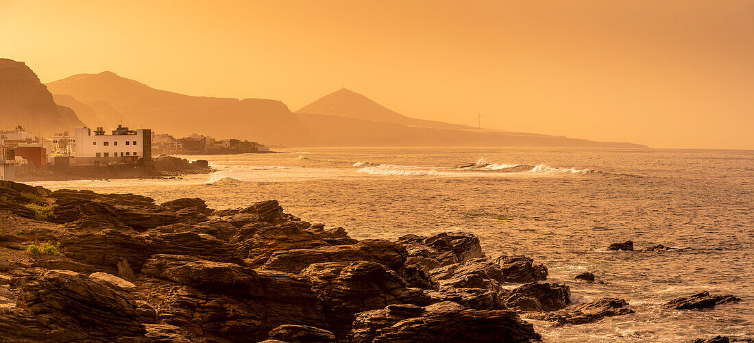 Blick auf die felsige Küste und den Atlantik bei Sonnenuntergang in der Nähe von El Pagador, Las Palmas, Gran Canaria, Kanarische Inseln, Spanien, Atlantik, Europa