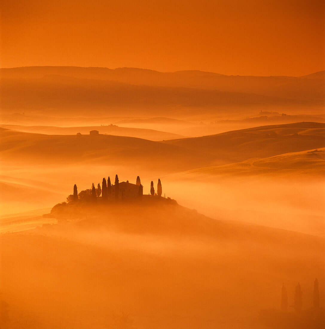 Toskanisches Bauernhaus mit Zypressen in nebliger Landschaft bei Sonnenaufgang, San Quirico d'Orcia, Provinz Siena, Toskana, Italien, Europa