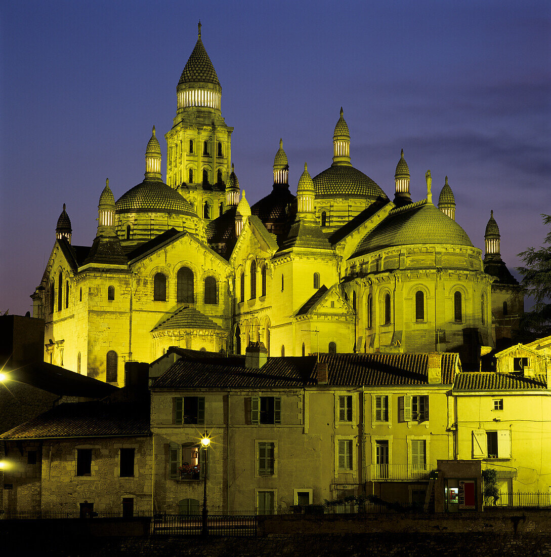 Saint-Front-Kathedrale mit Flutlicht in der Abenddämmerung, Périgueux, Region Dordogne, Nouvelle Aquitaine, Frankreich, Europa