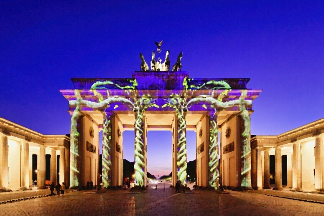 Brandenburger Tor während des Festival of Lights, Pariser Platz, Unter den Linden, Berlin, Deutschland, Europa