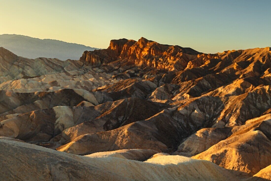 Zabriskie Point bei Sonnenaufgang, Death Valley National Park, Kalifornien, Vereinigte Staaten von Amerika, Nordamerika
