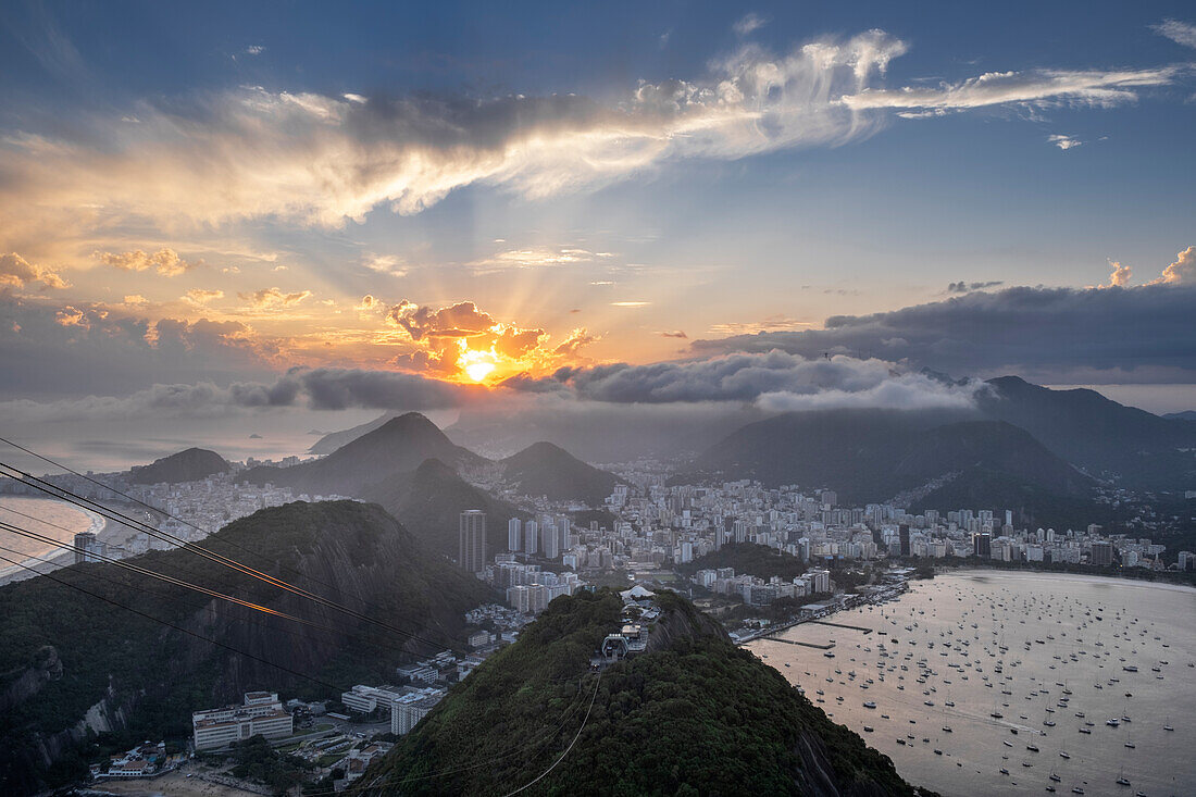 Sonnenuntergang über der Skyline der Stadt und Rios Berge und Strände vom Gipfel des Zuckerhuts, Rio de Janeiro, Brasilien, Südamerika