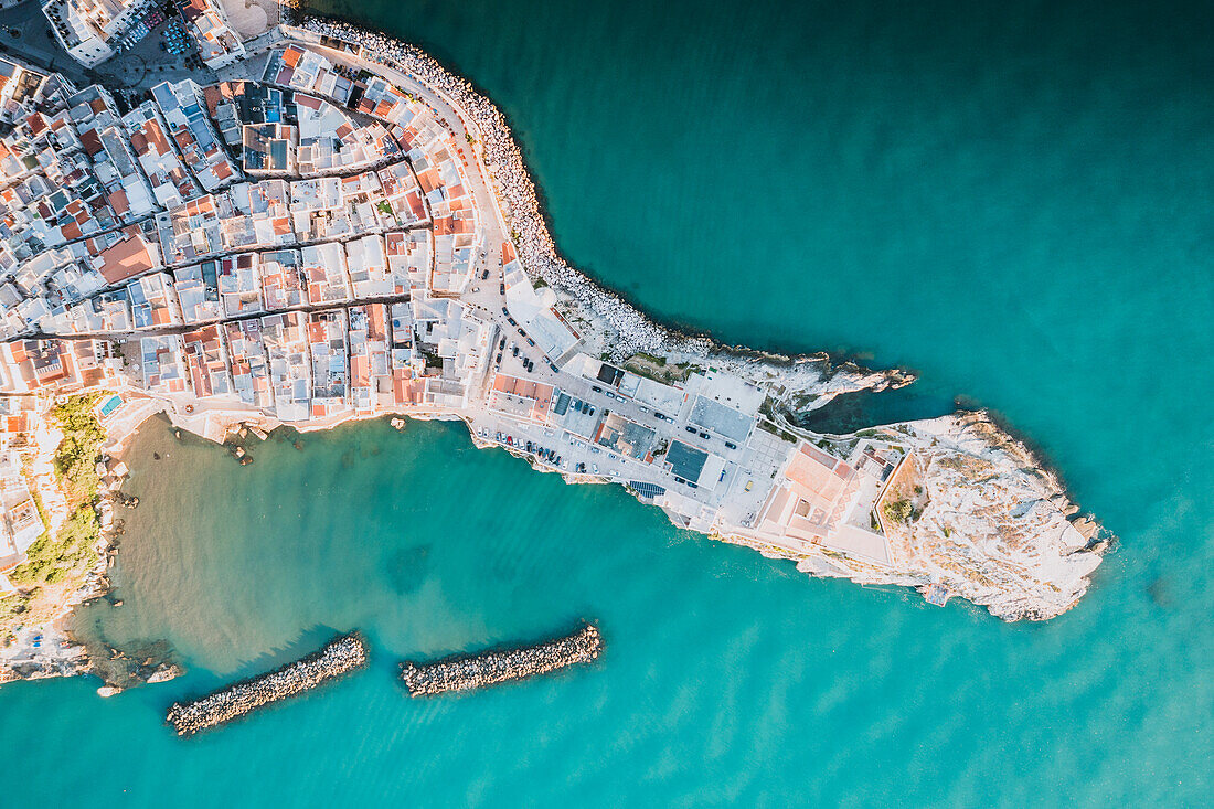 Dächer von weißen Gebäuden am türkisfarbenen Meer von oben, Vieste, Provinz Foggia, Gargano, Apulien, Italien, Europa