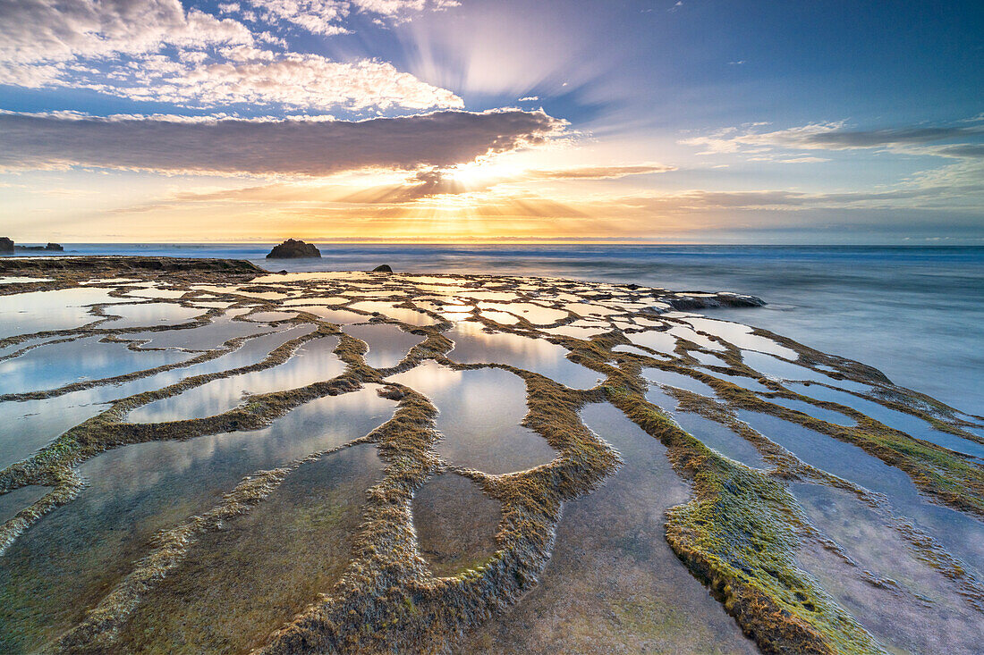 Natürliche Pools und Felsen im surrealen Strand von El Cotillo, beleuchtet von Sonnenuntergang, Fuerteventura, Kanarische Inseln, Spanien, Atlantik, Europa