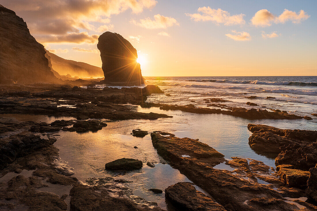 Goldener Sonnenuntergang über dem riesigen Monolithen von Roque Del Moro, Strand von Cofete, Naturpark Jandia, Fuerteventura, Kanarische Inseln, Spanien, Atlantik, Europa