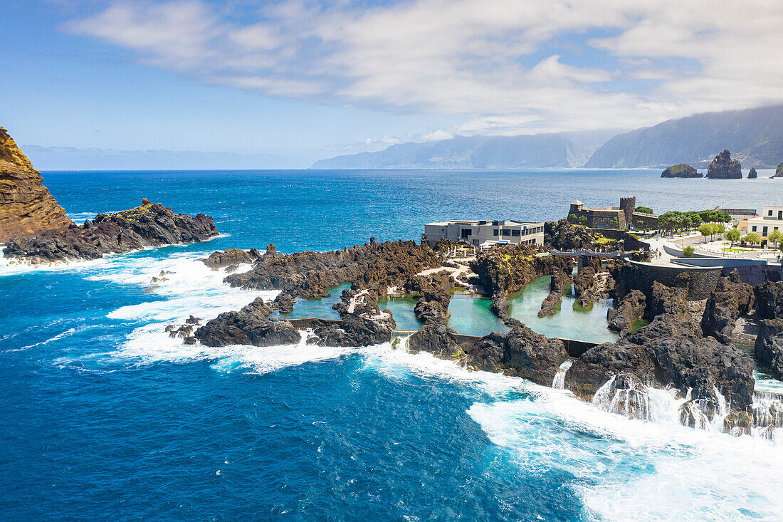 Natürliche Pools aus vulkanischer Lava, gefüllt mit kristallklarem Meerwasser, Porto Moniz, Insel Madeira, Portugal, Atlantik, Europa