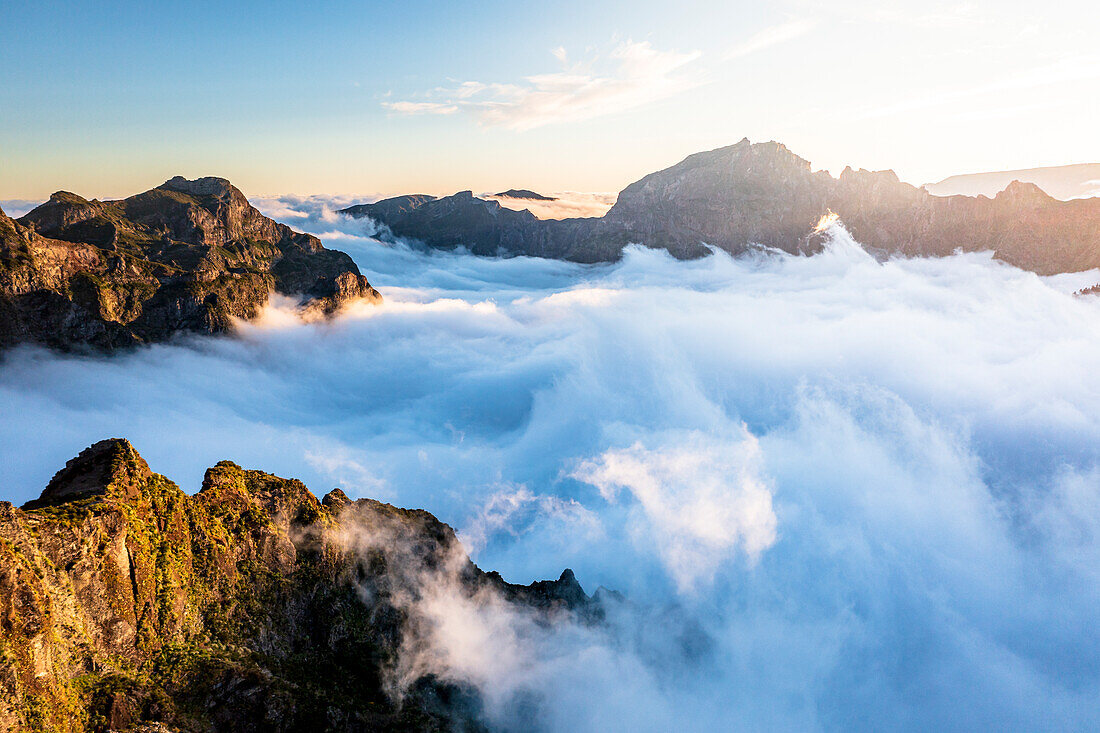 Berggipfel aus den Wolken bei Sonnenuntergang vom Pico Ruivo, Madeira, Portugal, Atlantik, Europa