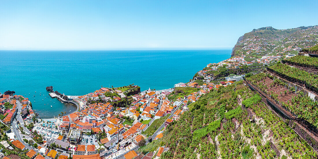 Angebaute Terrassenfelder auf Hügeln oberhalb der Küstenstadt Camara de Lobos, Insel Madeira, Portugal, Atlantik, Europa