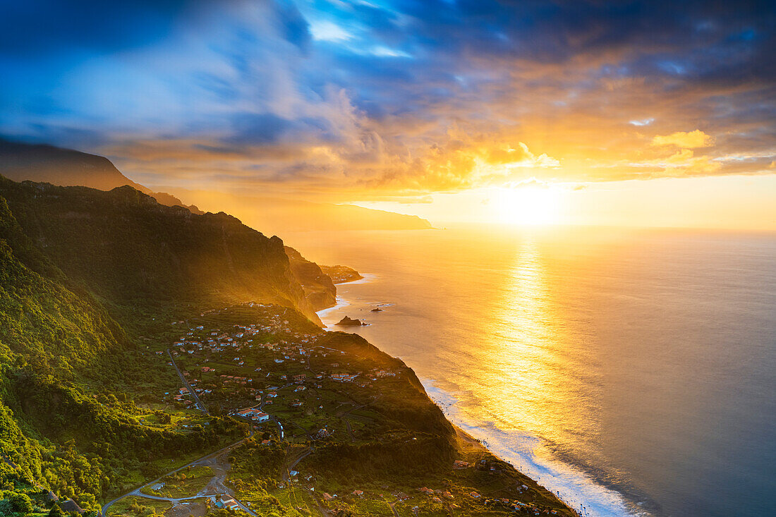 Wolken über Arco de Sao Jorge und Ponta Delgada beleuchtet durch den warmen Sonnenuntergang, Atlantik, Insel Madeira, Portugal, Europa