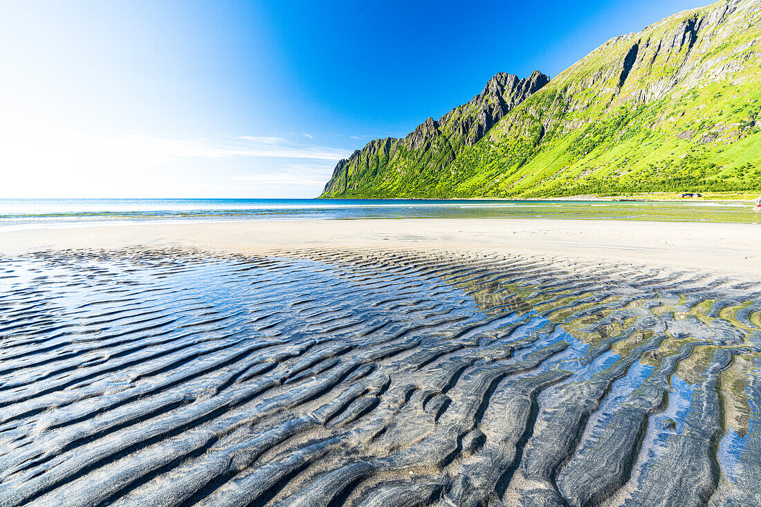 Sand modelliert durch Wind am leeren Ersfjord Strand, Senja, Troms County, Norwegen, Skandinavien, Europa