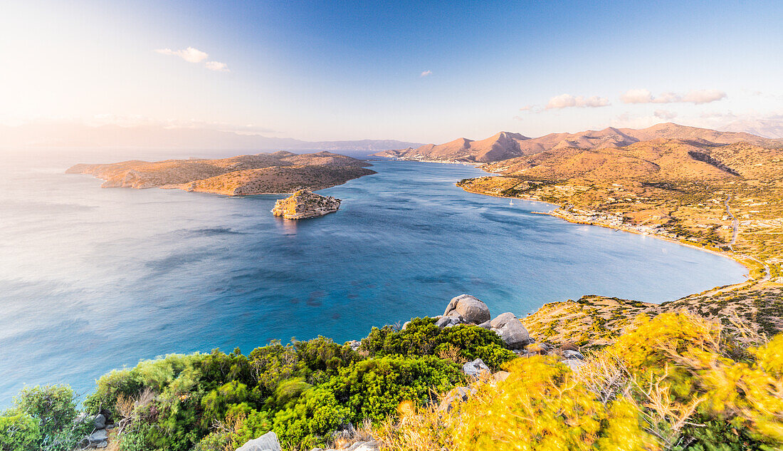 Küstendorf Plaka und Insel Spinalonga, gesehen von den Bergen im Morgengrauen, Mirabello-Bucht, Präfektur Lasithi, Kreta, griechische Inseln, Griechenland, Europa