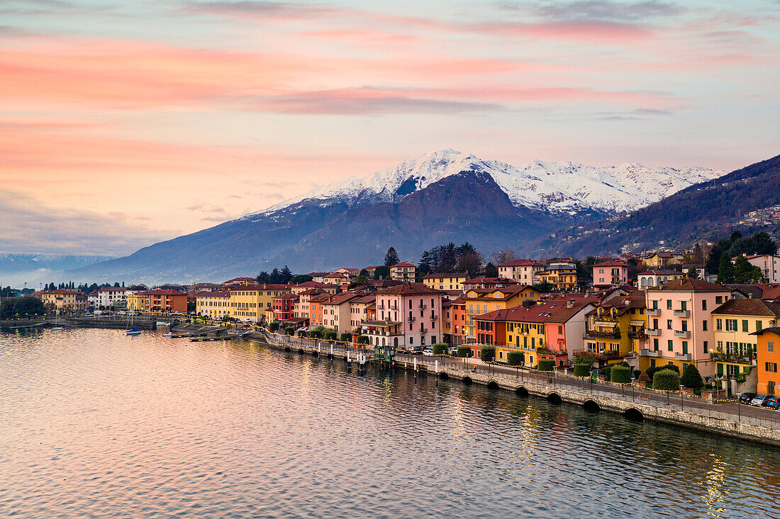 Bunte Häuser von Gravedona und Berge im Morgengrauen, Comer See, Provinz Como, Lombardei, Italienische Seen, Italien, Europa