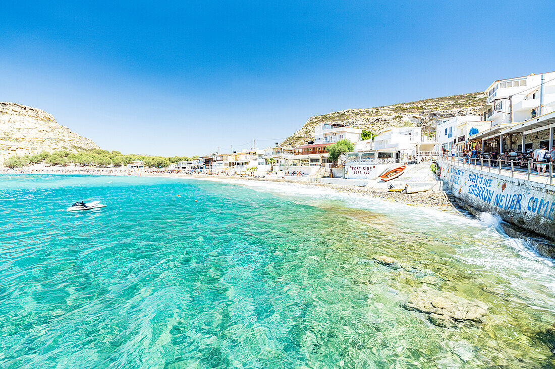 Strand der Küstenstadt Matala, gewaschen vom türkisfarbenen Meer, Kreta, griechische Inseln, Griechenland, Europa