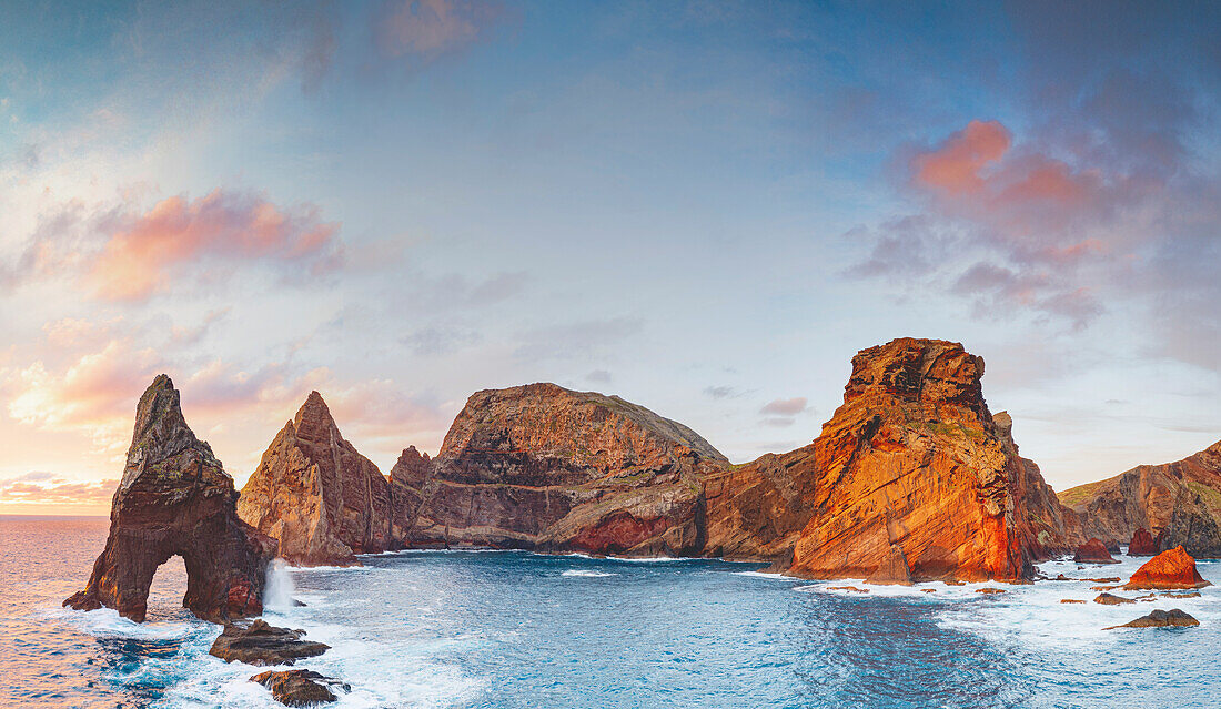 Natürlicher Bogen, Steinfelsen und Klippen im Morgengrauen vom Aussichtspunkt Ponta do Rosto, Halbinsel Sao Lourenco, Insel Madeira, Portugal, Atlantik, Europa