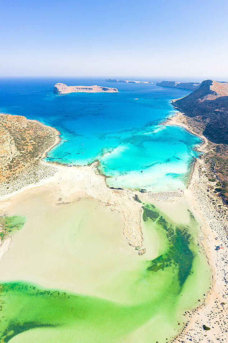 Luftaufnahme des idyllischen smaragdgrünen Wassers der Lagune von Balos und des kristallklaren Meeres, Insel Kreta, griechische Inseln, Griechenland, Europa