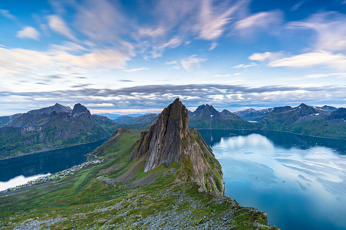 Wolken bei Sonnenuntergang über dem unberührten blauen Wasser der Fjorde und des Berges Segla, Insel Senja, Troms County, Norwegen, Skandinavien, Europa