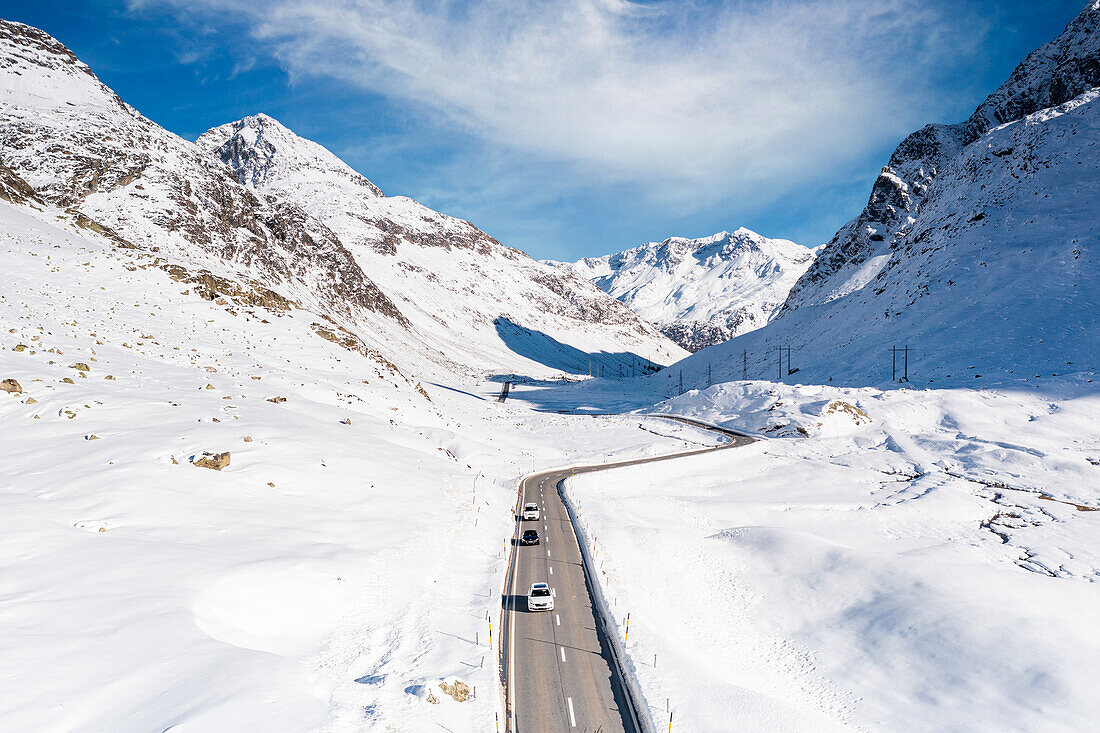 Luftaufnahme von Autos, die im Winter auf der Bergstraße fahren, Julierpass, Bezirk Albula, Engadin, Kanton Graubünden, Schweiz, Europa