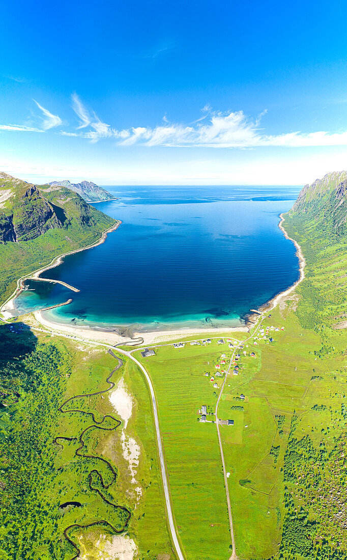 Luftaufnahme der Straße auf grünen Wiesen, die zum malerischen Ersfjord-Strand führt, der vom kristallklaren Meer umspült wird, Senja, Troms, Norwegen, Skandinavien, Europa