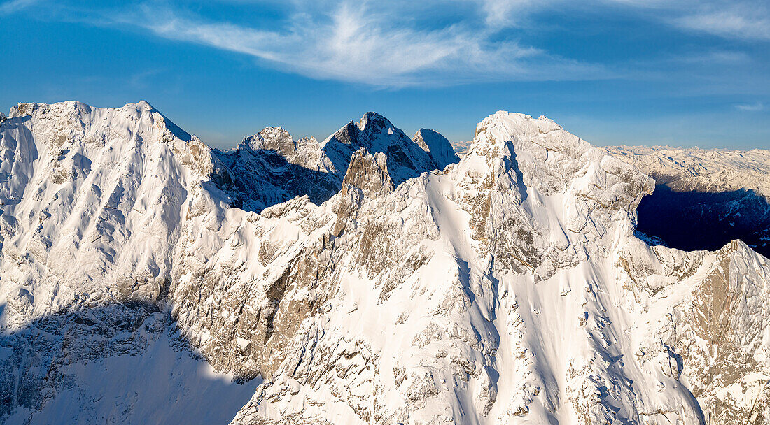 Majestätische Felsnadeln des mit Schnee bedeckten Gipfels Pioda Di Sciora, Luftbild, Bergell, Kanton Graubünden, Schweiz, Europa