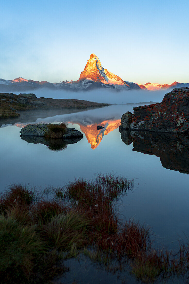 Stellisee lake and Matterhorn at sunrise in autumn, Zermatt, Valais Canton, Swiss Alps, Switzerland, Europe