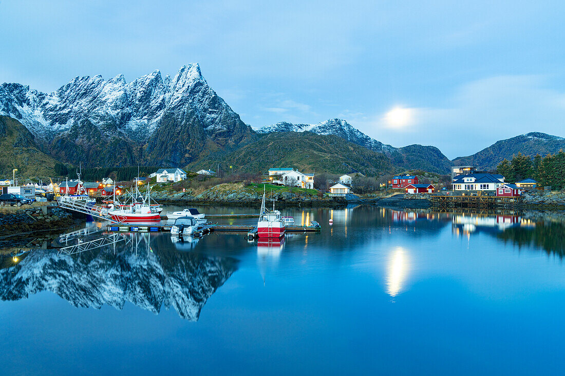 Fischerboote vor Anker im kalten Meer in der Abenddämmerung, Ballstad, Vestvagoy, Nordland, Lofoten-Inseln, Norwegen, Skandinavien, Europa