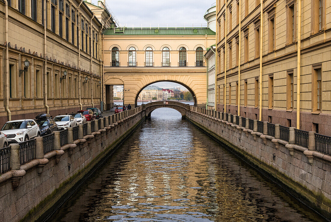 Blick in Richtung Hermitage Bridge über Zimniaya Kanavka (Winterkanal) und Newa darüber hinaus, St. Petersburg, Russland, Europa