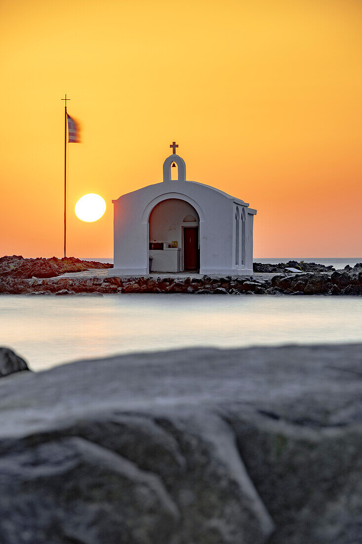 Sonnenaufgang über der berühmten Kirche Agios Nikolaos und Klippen, Georgioupolis, Insel Kreta, griechische Inseln, Griechenland, Europa