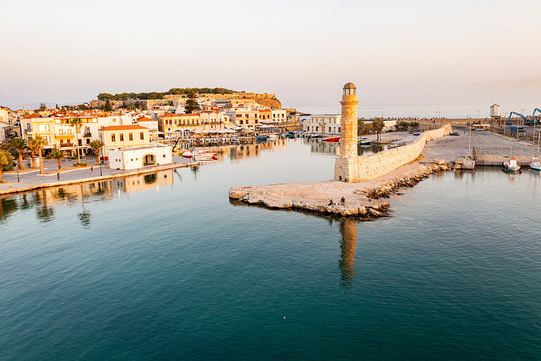 Luftaufnahme des ruhigen Meeres im Morgengrauen rund um den alten venezianischen Hafen und Leuchtturm, Rethymno, Insel Kreta, griechische Inseln, Griechenland, Europa