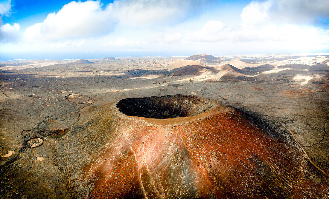 Luftaufnahme des Kraters des Vulkans Hondo (Calderon Hondo), Corralejo, Fuerteventura, Kanarische Inseln, Spanien, Atlantik, Europa