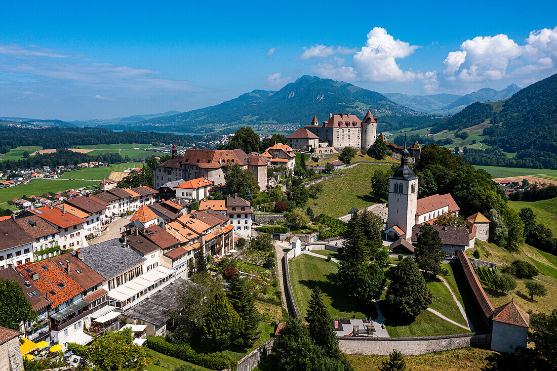 Luftaufnahme von Schloss Gruyère, Fribourg, Schweiz, Europa