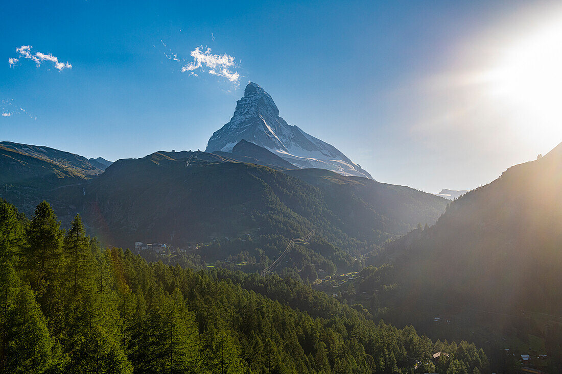 Das Matterhorn hinter Zermatt bei Sonnenuntergang, Wallis, Schweizer Alpen, Schweiz, Europa