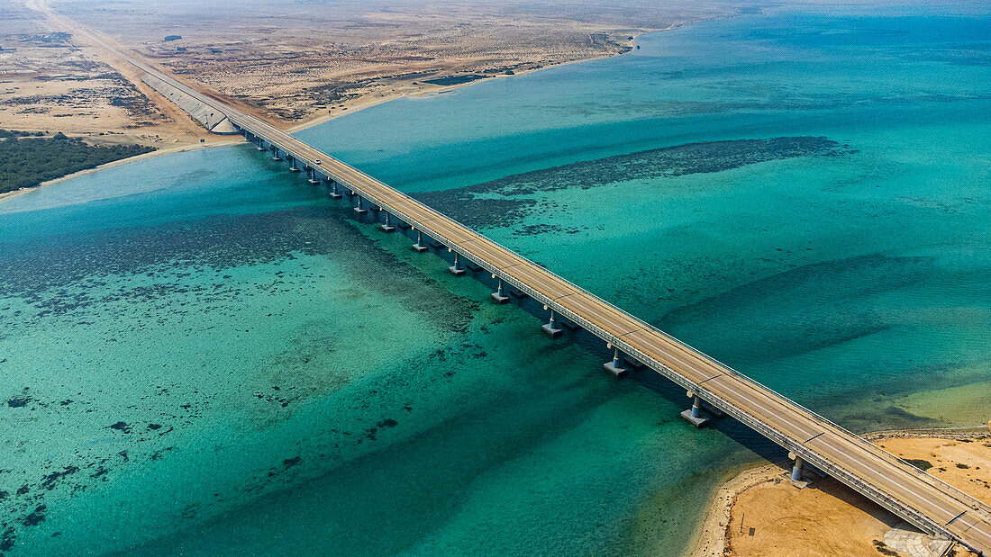 Luftaufnahme der Brücke zwischen den Farasan-Inseln, Königreich Saudi-Arabien, Naher Osten