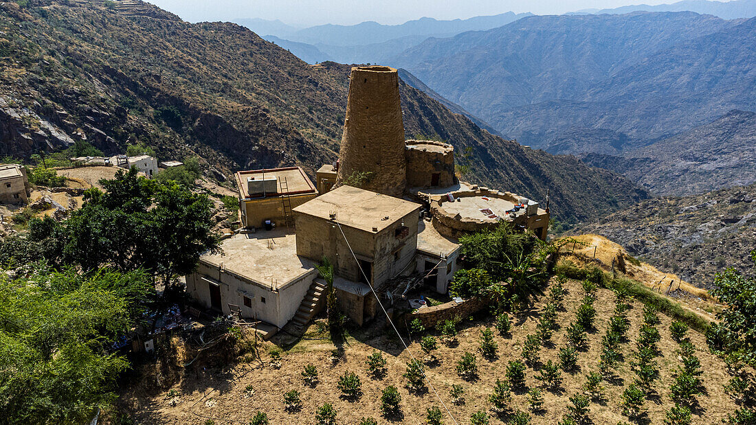 Luftaufnahme eines befestigten Hauses und einer Kaffeeplantage, Asir-Gebirge, Königreich Saudi-Arabien, Naher Osten