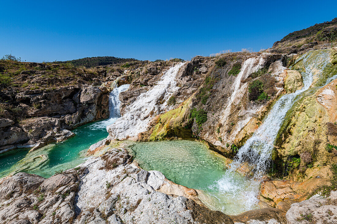 Türkisfarbener Wasserfall, Wadi Darbat, Salalah, Oman, Naher Osten