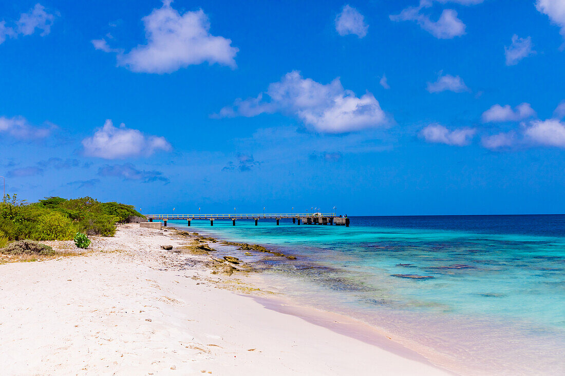 Blick auf die weißen Sandstrände und das klare blaue Wasser von Bonaire, Niederländische Antillen, Karibik, Mittelamerika
