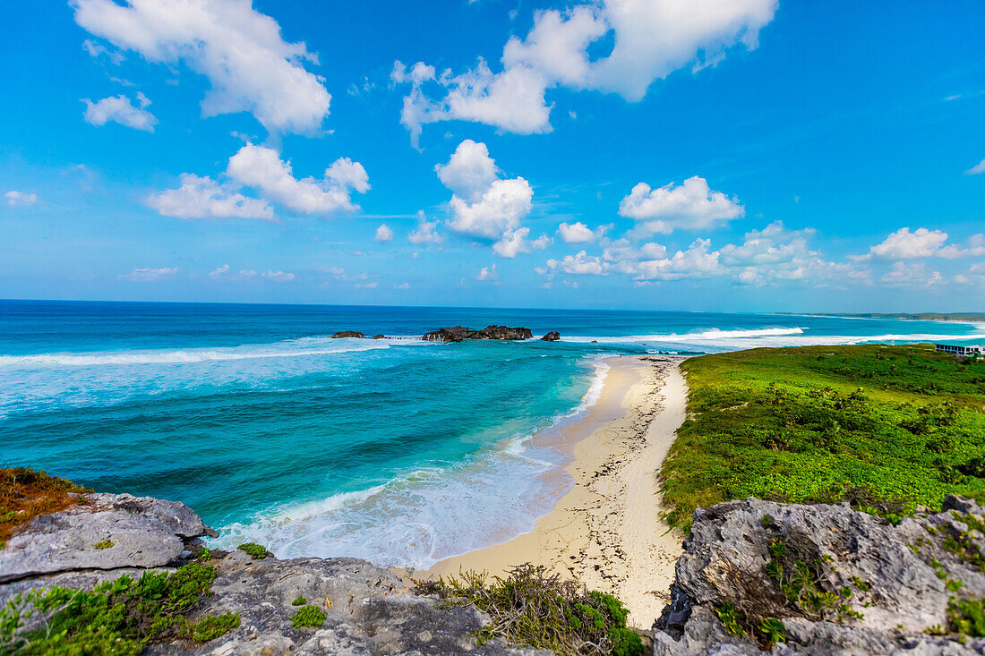 Blick auf den Strand entlang des Wanderwegs Crossing Places hinter Dragon Cay Resort, Turks- und Caicosinseln, Atlantik, Mittelamerika