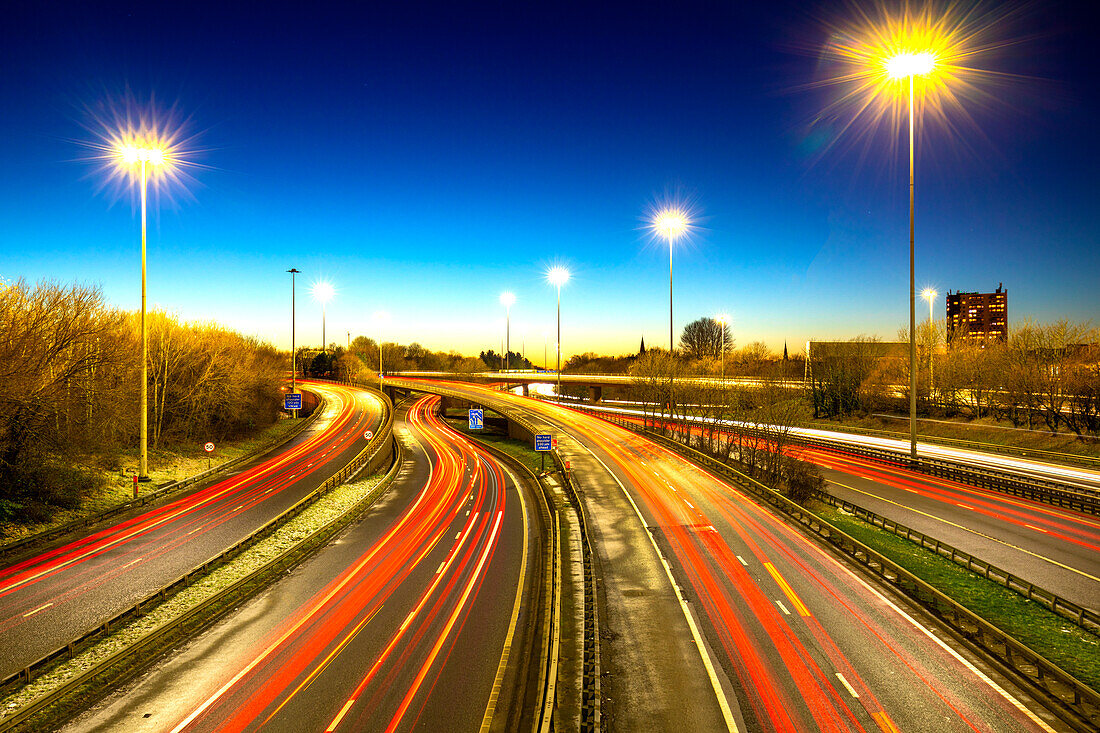 Autobahn M8 Trail Lights, Glasgow, Schottland, Vereinigtes Königreich, Europa